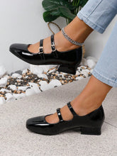 Sapato Verniz Bico Quadrado Com Duas Tiras E Fivelas