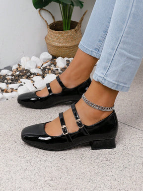 Sapato Verniz Bico Quadrado Com Duas Tiras E Fivelas