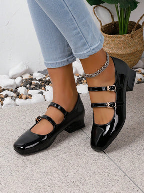 Sapato Verniz Bico Quadrado Com Duas Tiras E Fivelas