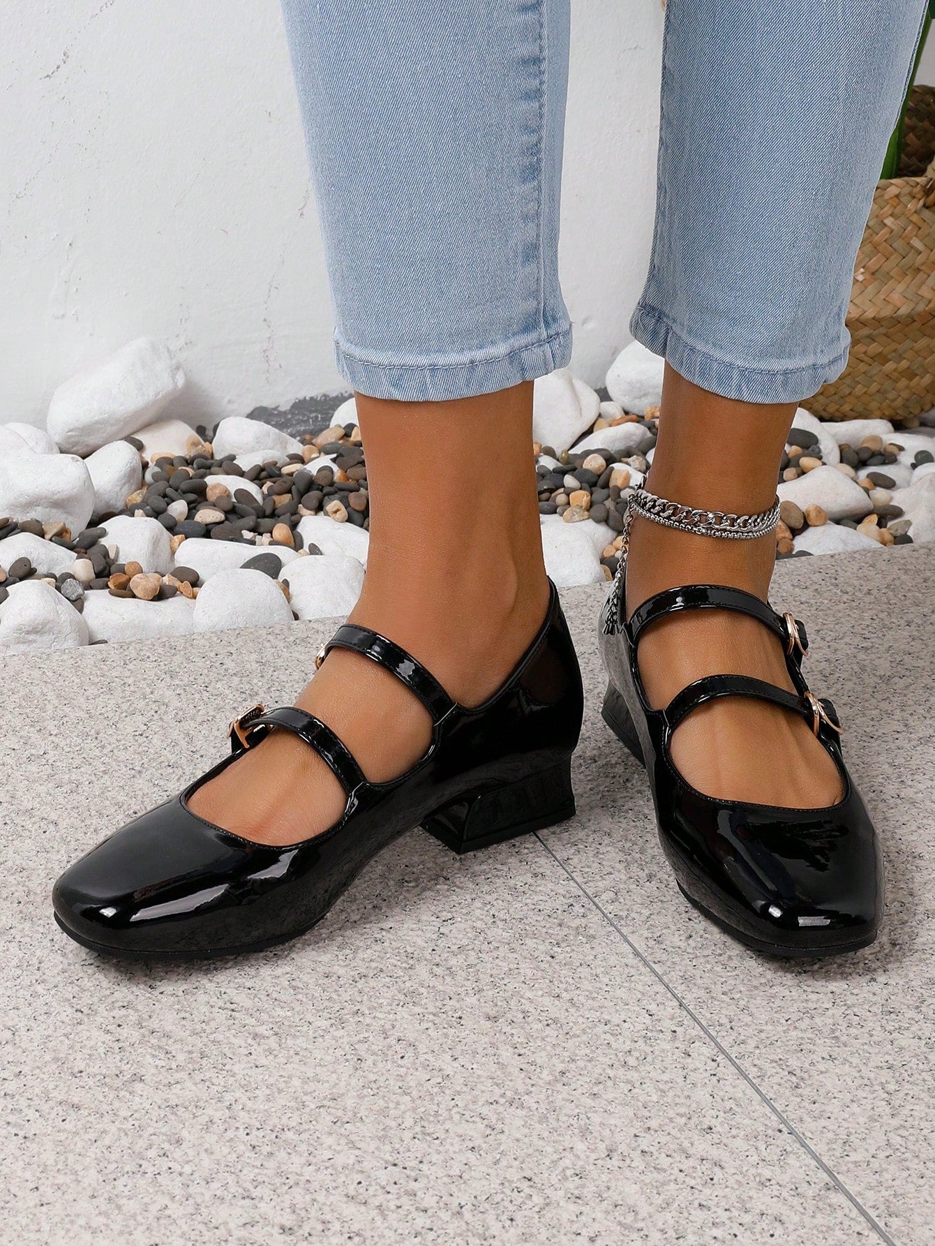 Sapato Verniz Bico Quadrado Com Duas Tiras E Fivelas