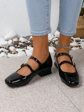 Sapato Verniz Bico Quadrado Com Duas Tiras E Fivelas