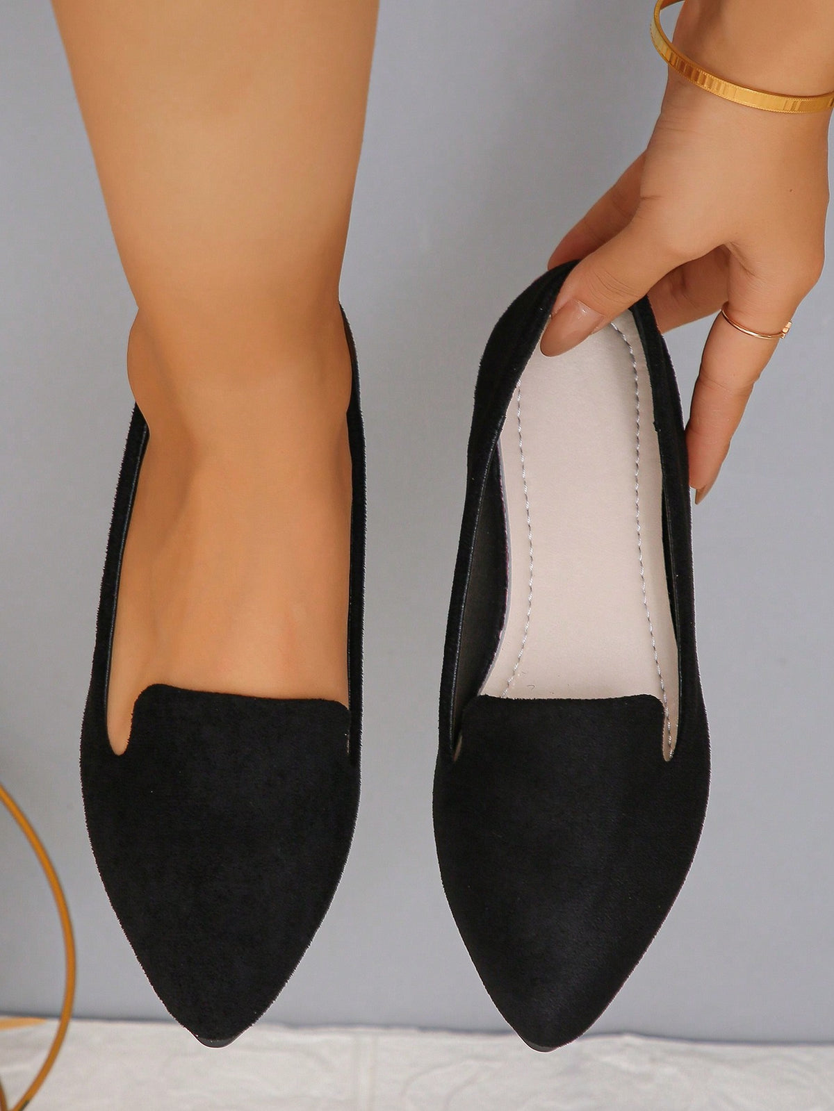 Sapatilha Bico Fino Texturizada Design Minimalista
