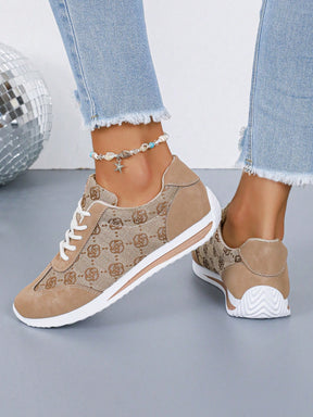 Tênis Casual Estampado Com Detalhes Em Camurça E Sola Confortável