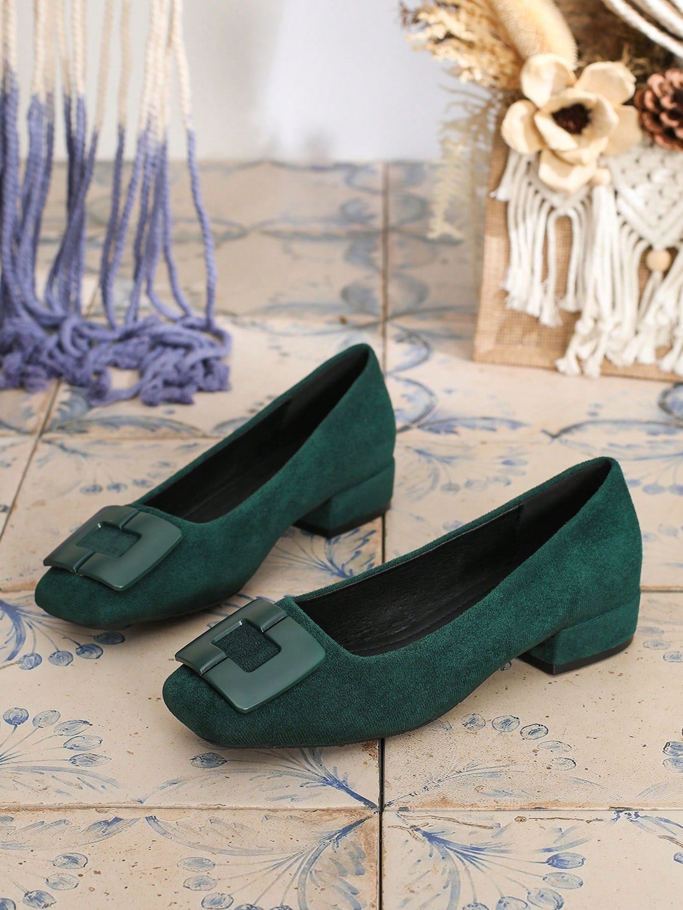 Sapato Camurça Bico Quadrado Com Fivela Estilosa