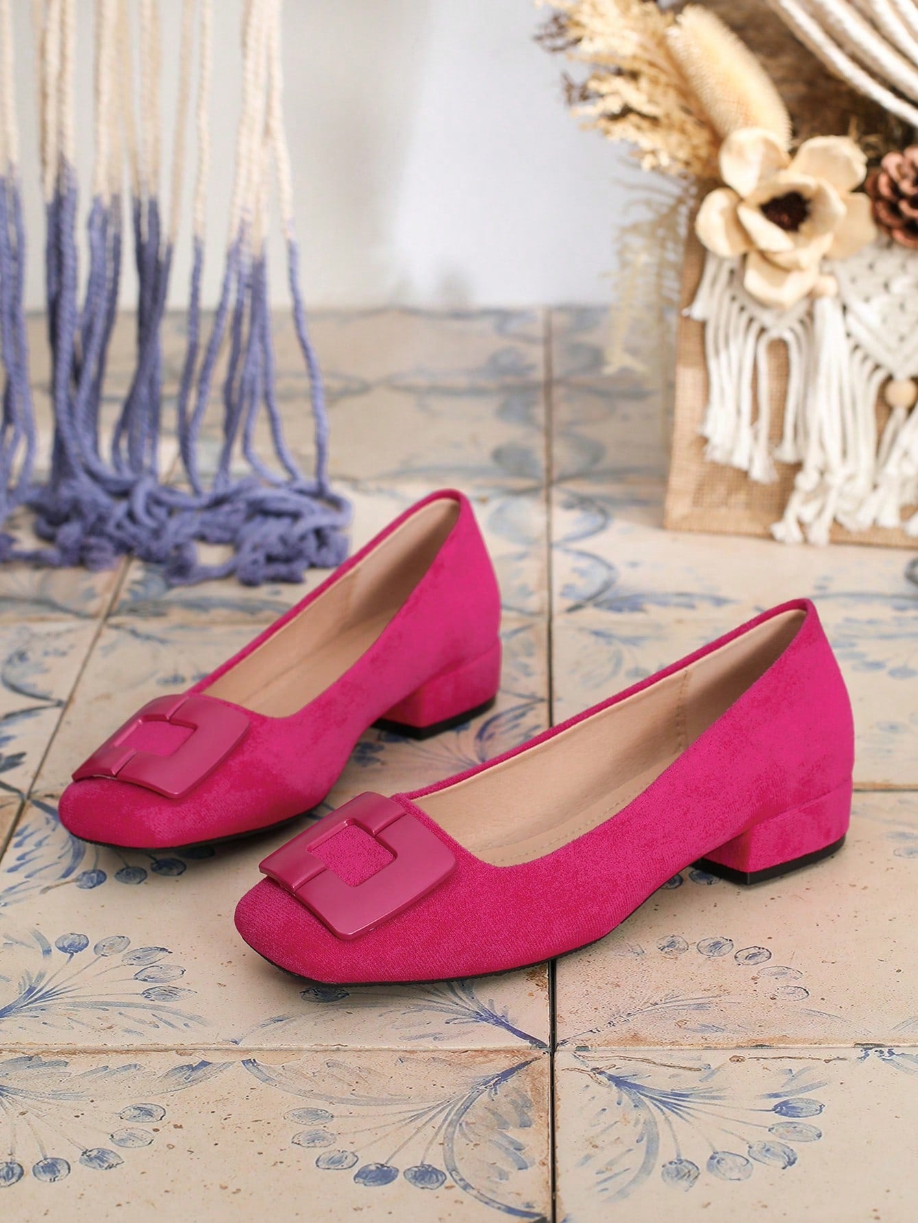 Sapato Camurça Bico Quadrado Com Fivela Estilosa