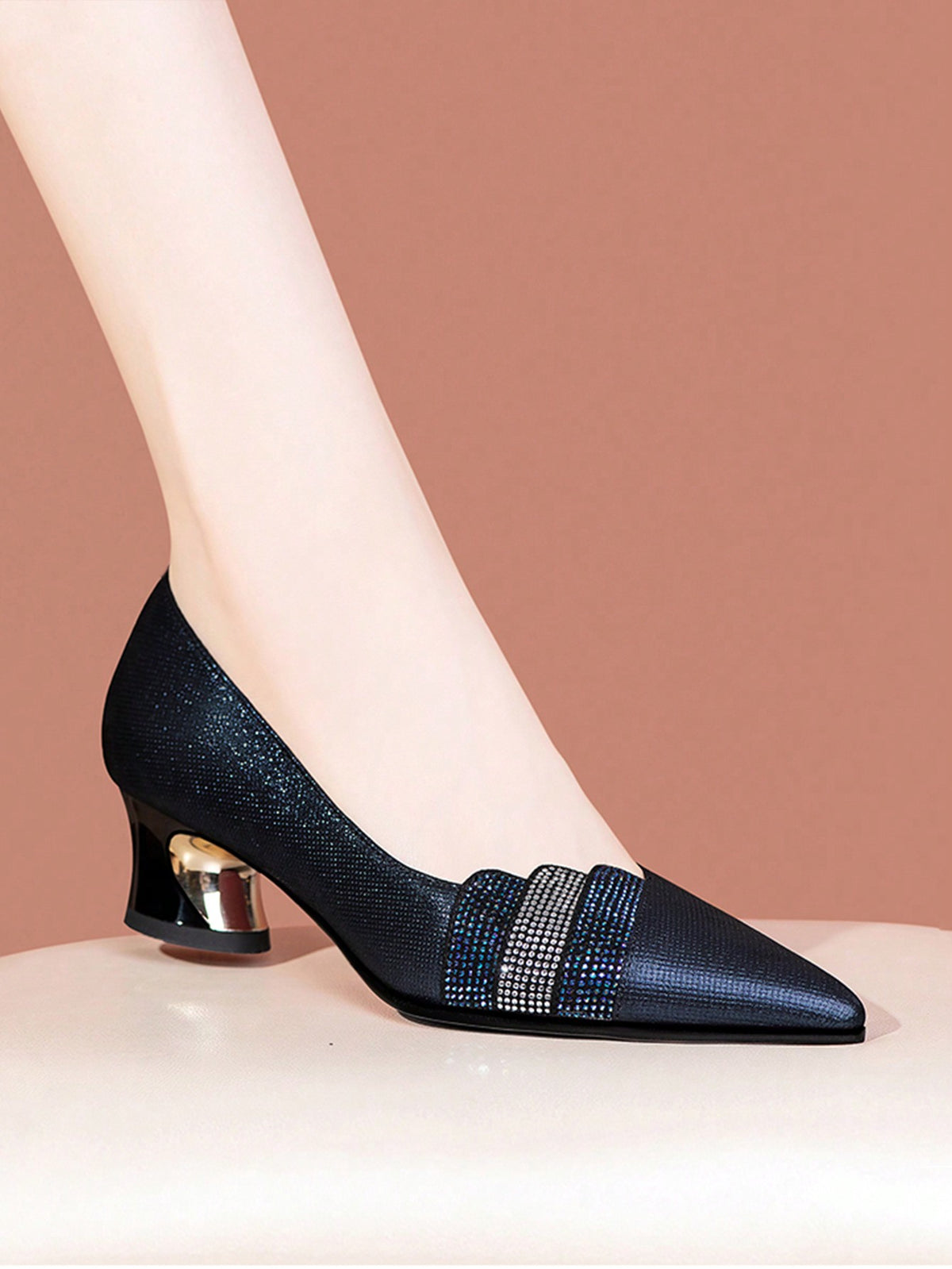 Sapato Verniz Bico Fino Com Detalhe De Strass E Salto