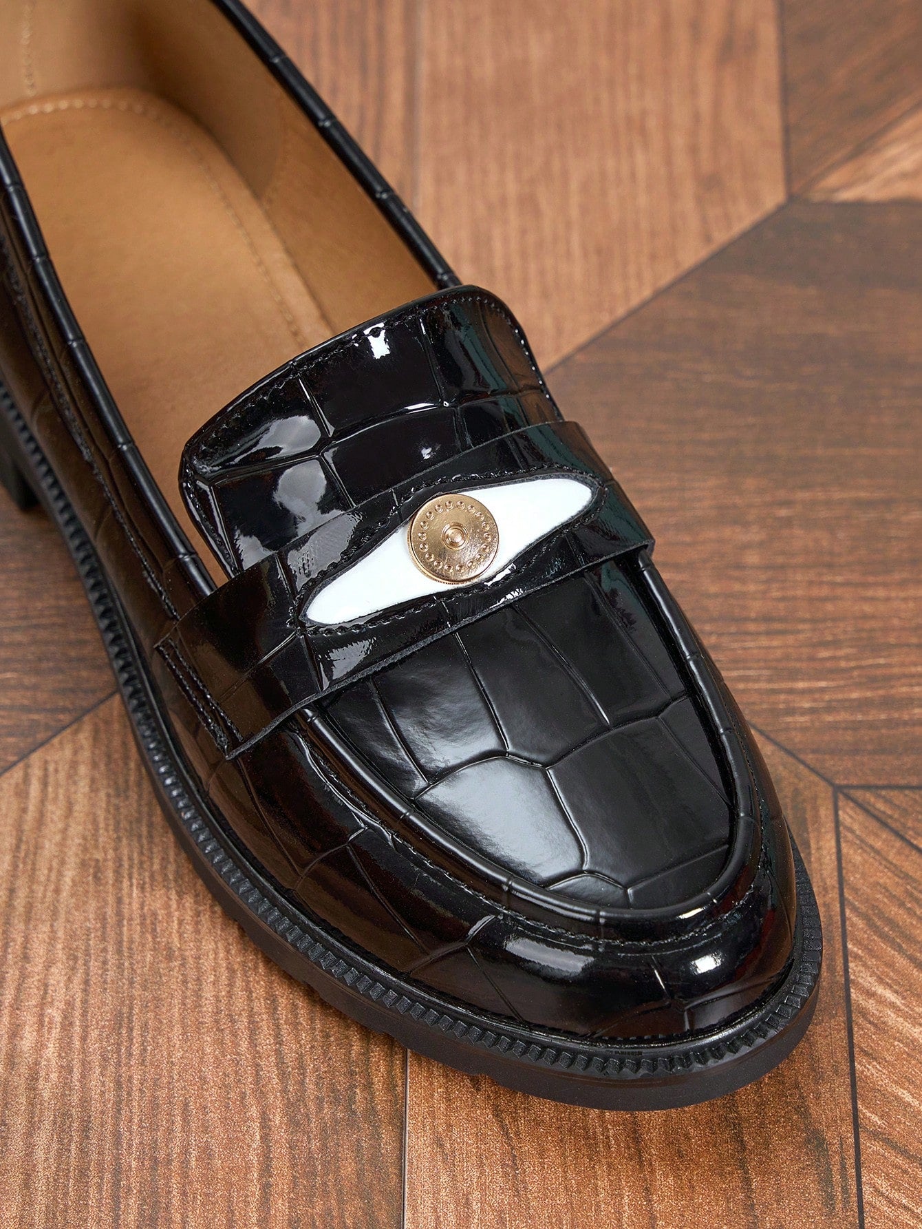 Sapato Mocassim Texturizado Croco Com Aplique Metálico