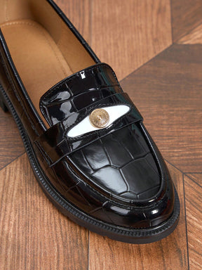 Sapato Mocassim Texturizado Croco Com Aplique Metálico