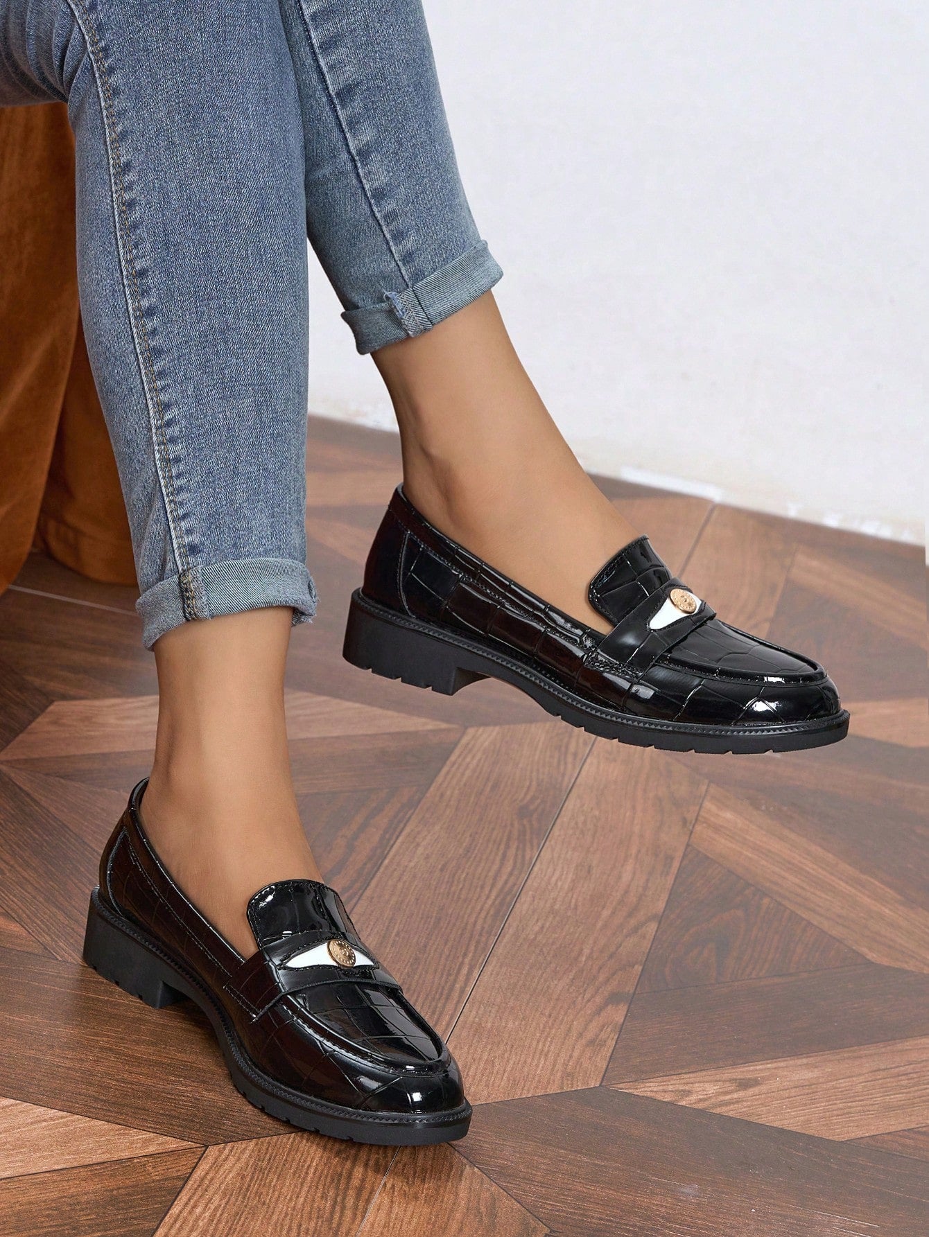 Sapato Mocassim Texturizado Croco Com Aplique Metálico