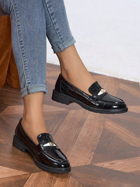 Sapato Mocassim Texturizado Croco Com Aplique Metálico