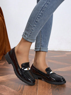 Sapato Mocassim Texturizado Croco Com Aplique Metálico