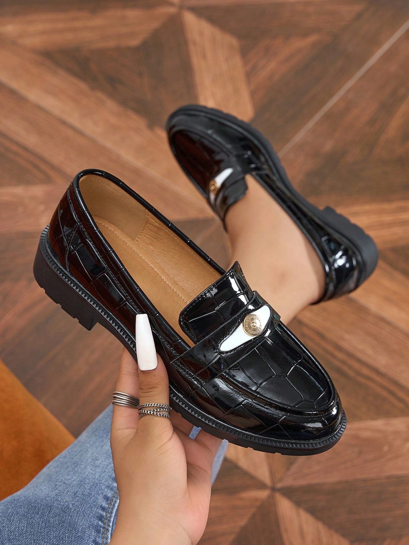 Sapato Mocassim Texturizado Croco Com Aplique Metálico