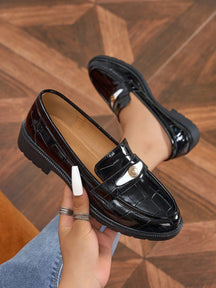 Sapato Mocassim Texturizado Croco Com Aplique Metálico