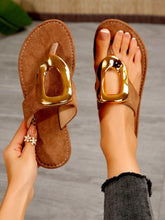 Sandália Rasteira Com Detalhe Metálico Dourado Elegante