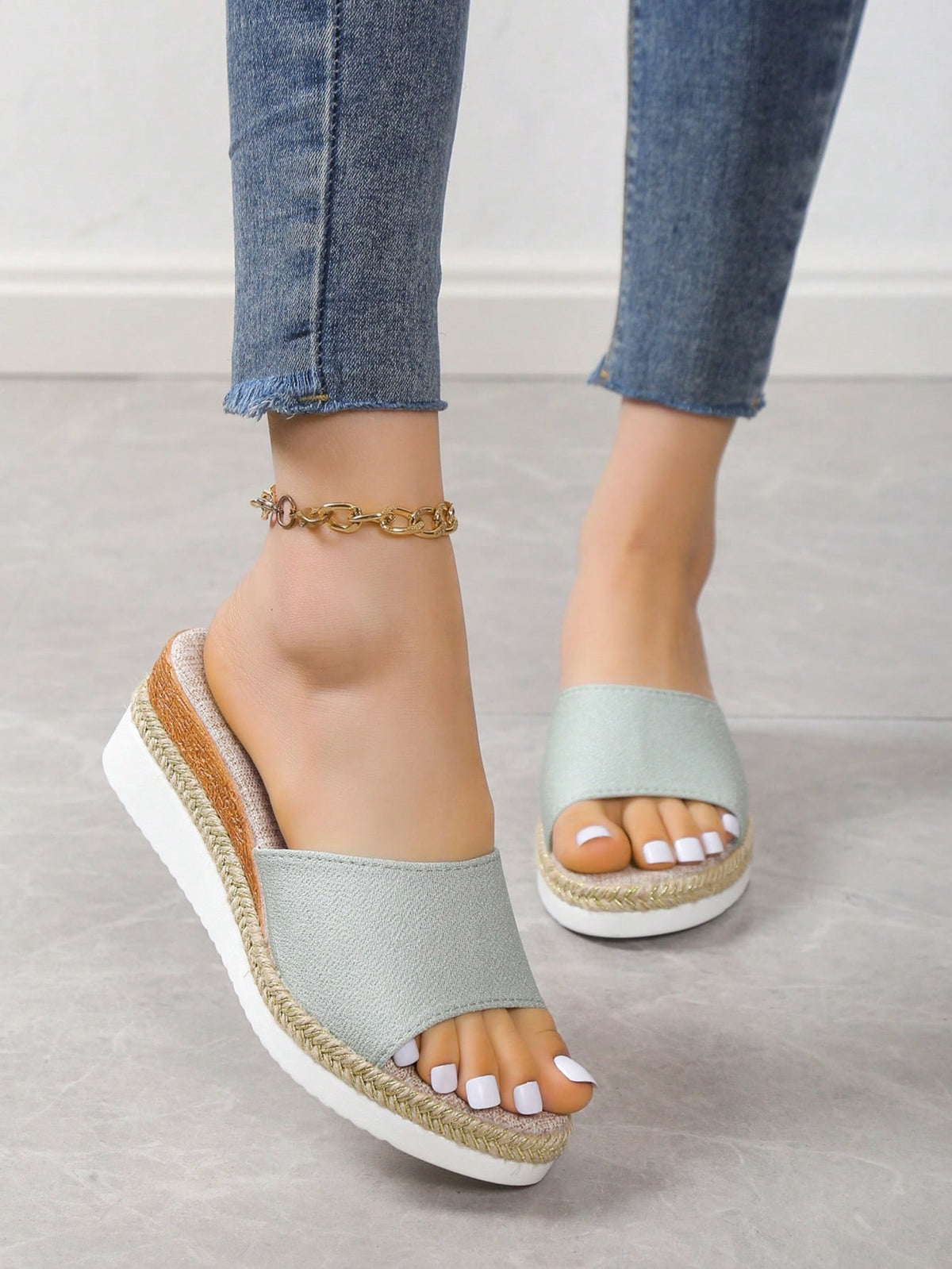 Sandália Flatform Com Tira Larga E Detalhe Trançado