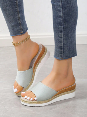 Sandália Flatform Com Tira Larga E Detalhe Trançado
