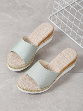 Sandália Flatform Com Tira Larga E Detalhe Trançado