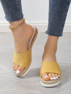 Sandália Flatform Com Tira Larga E Detalhe Trançado