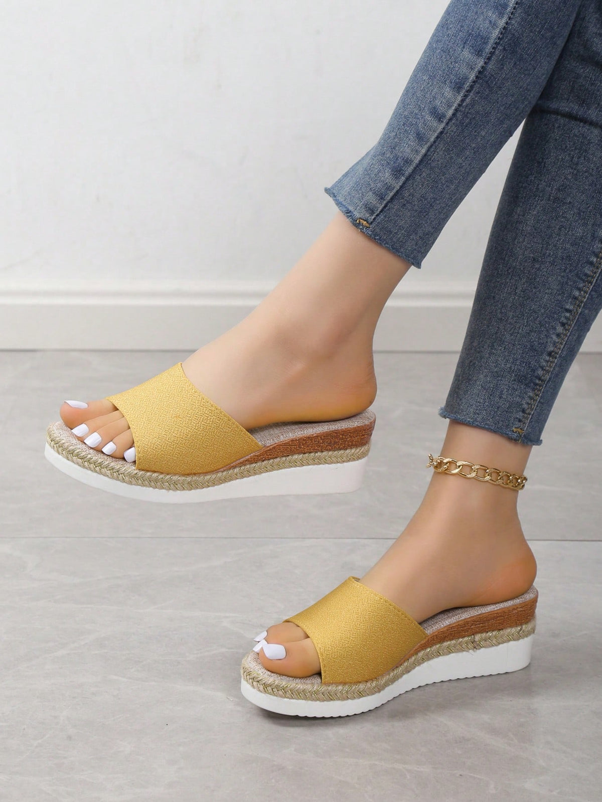 Sandália Flatform Com Tira Larga E Detalhe Trançado