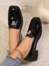 Sapato Mocassim Verniz Com Aplique Metálico Elegante