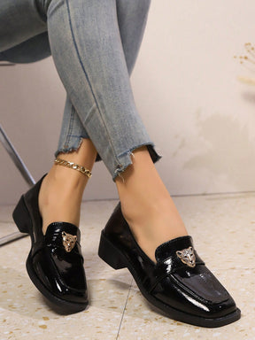 Sapato Mocassim Verniz Com Aplique Metálico Elegante