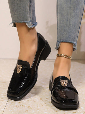 Sapato Mocassim Verniz Com Aplique Metálico Elegante
