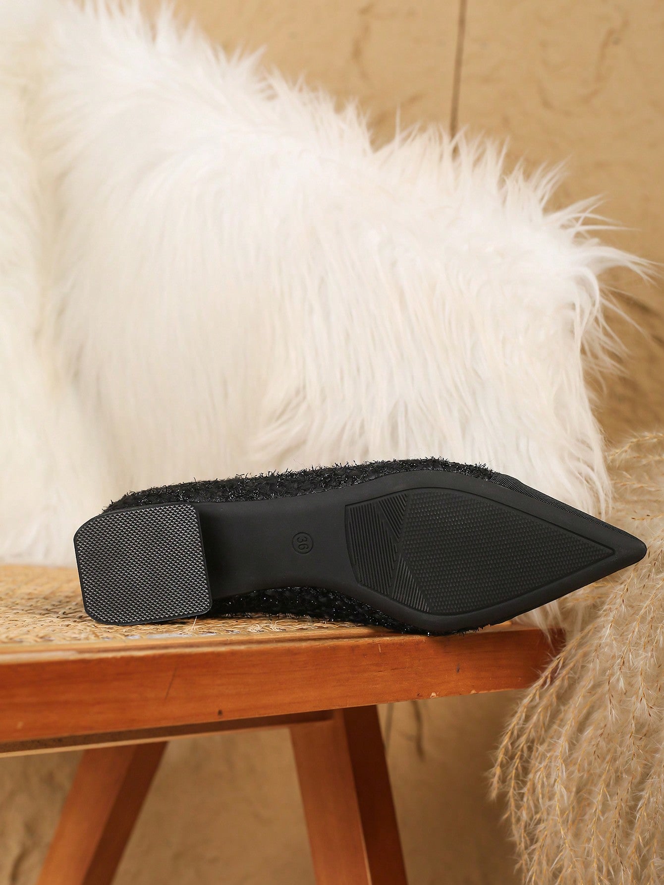 Sapato Bico Fino Texturizado Com Detalhe Elegante