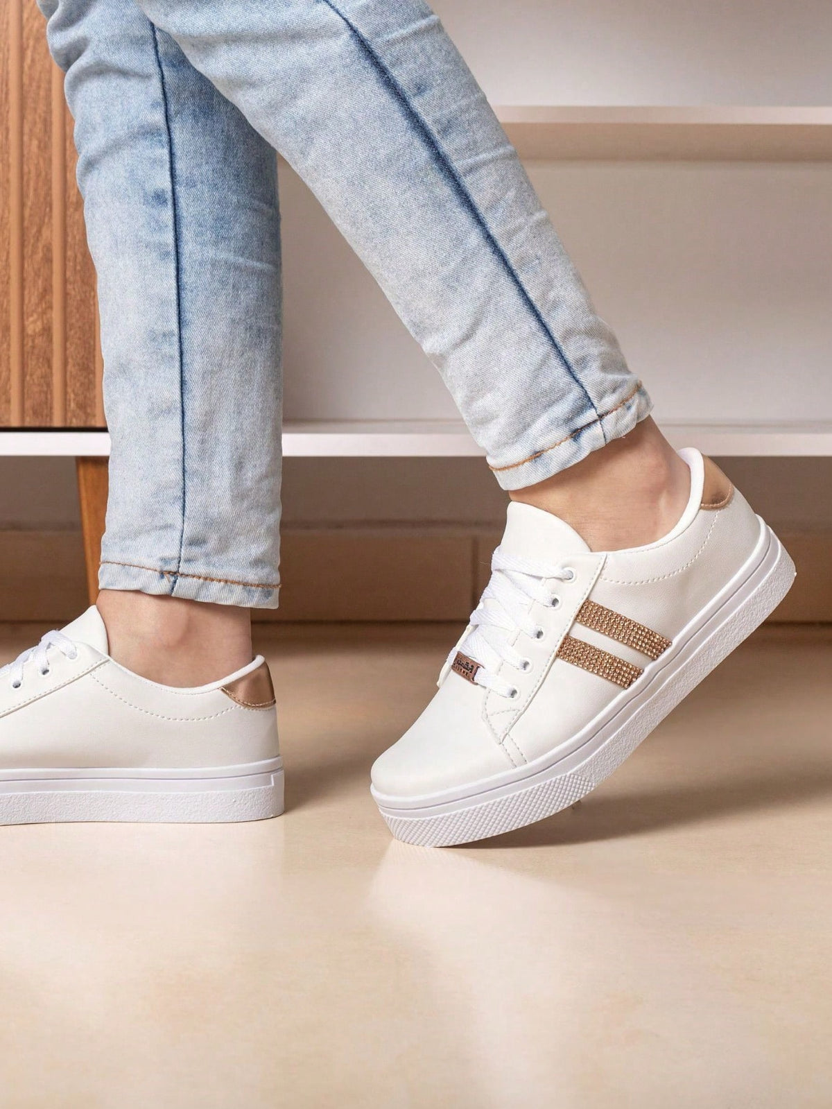 Tênis Casual Sola Alta Com Detalhe Lateral