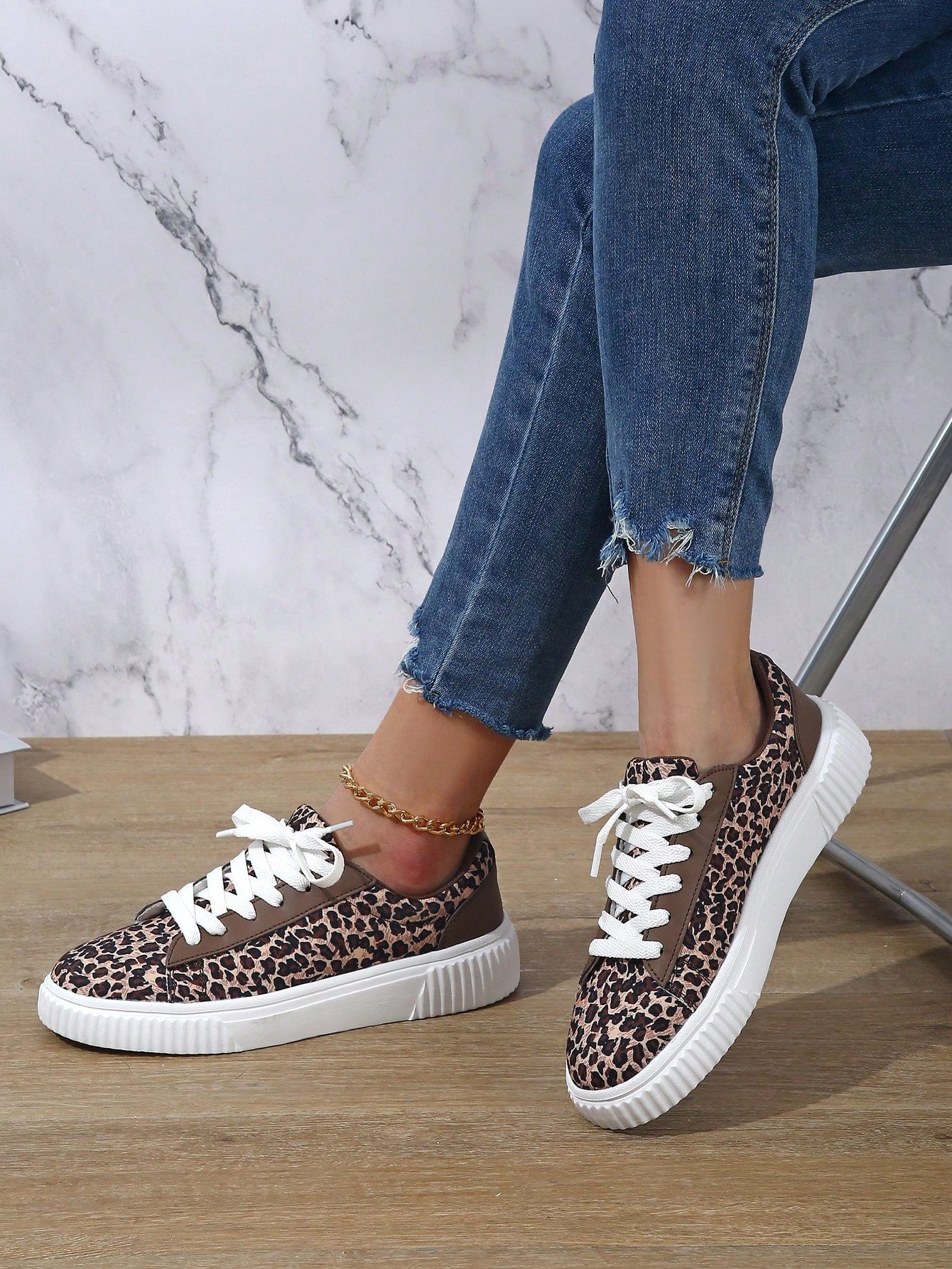 Tênis Casual Animal Print De Onça Com Sola Alta Estilosa