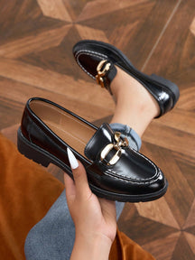 Sapato Mocassim Verniz Com Fivela Metálica Sofisticada