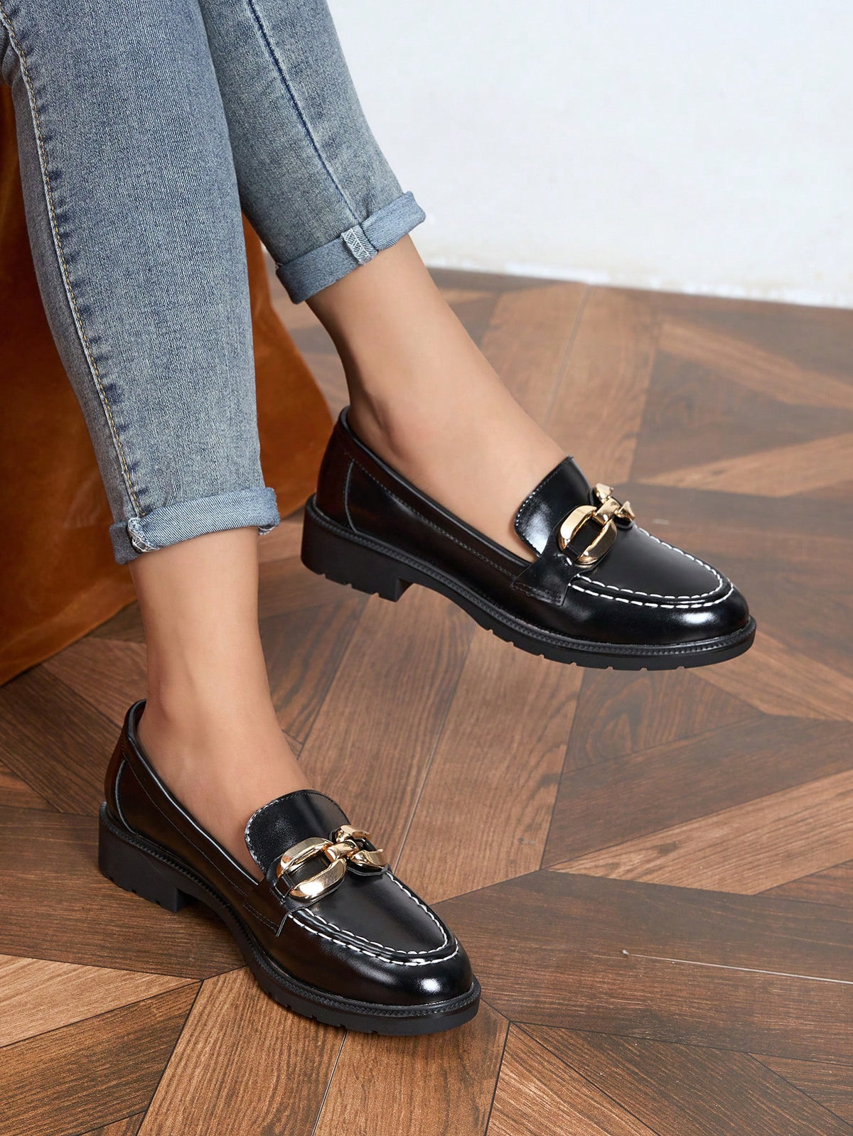 Sapato Mocassim Verniz Com Fivela Metálica Sofisticada