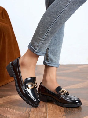 Sapato Mocassim Verniz Com Fivela Metálica Sofisticada