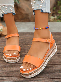 Sandália Flatform Com Fivela E Detalhes Trançados