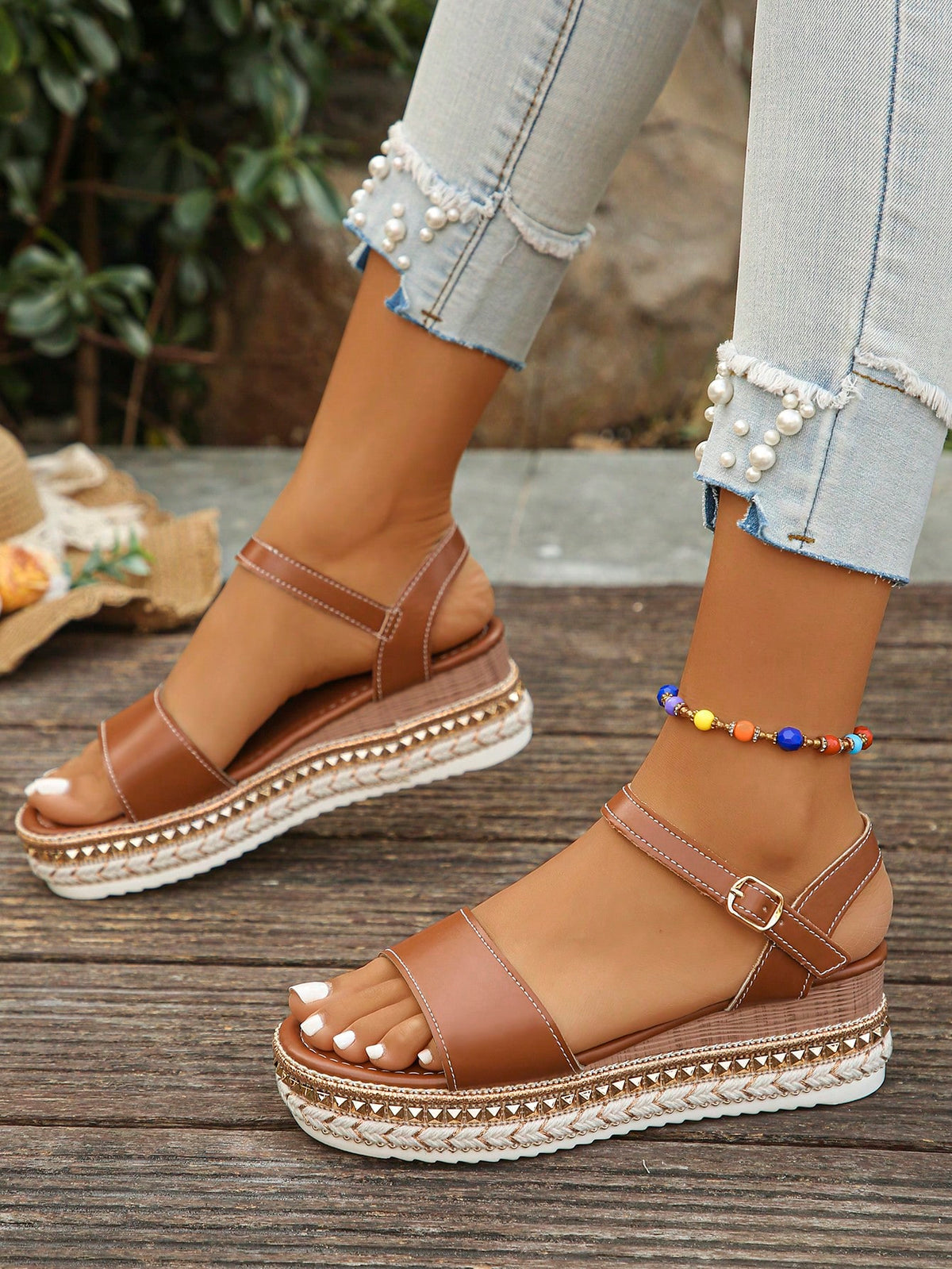 Sandália Flatform Com Fivela E Detalhes Trançados