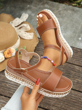 Sandália Flatform Com Fivela E Detalhes Trançados