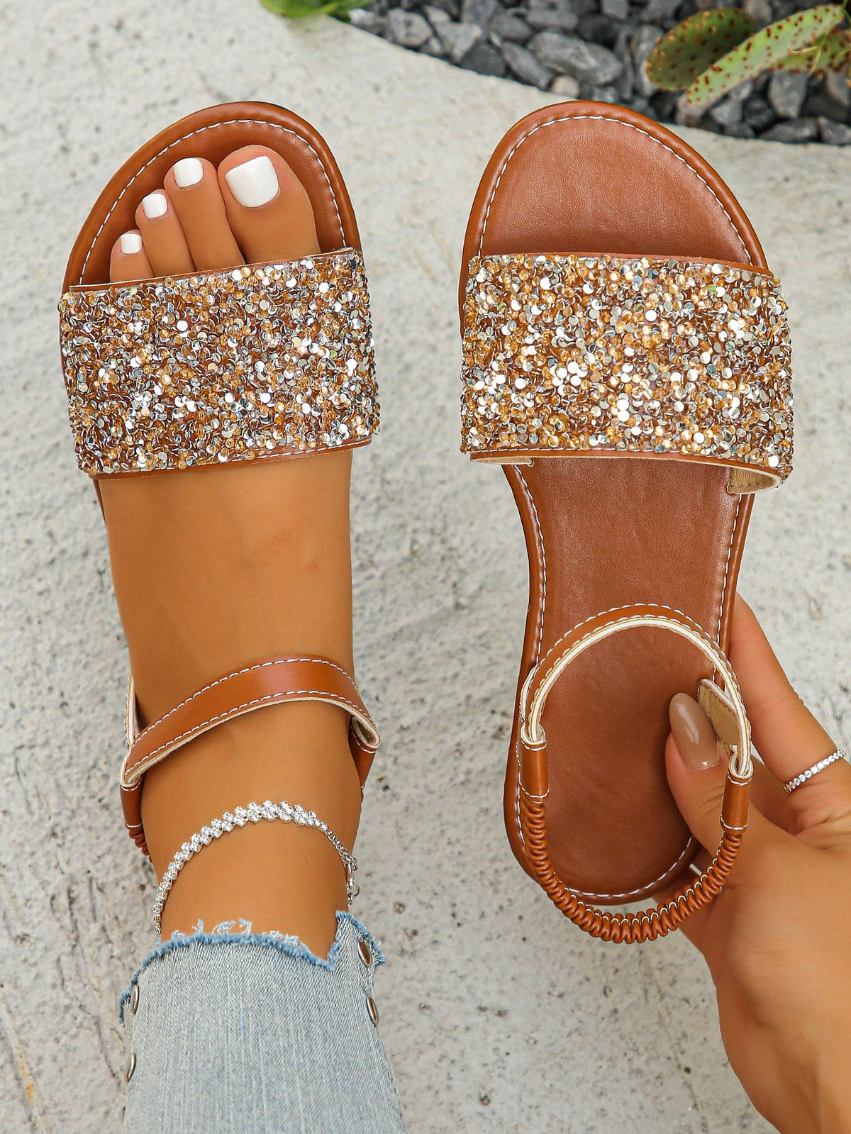Sandália Rasteira Com Glitter E Fechamento No Tornozelo