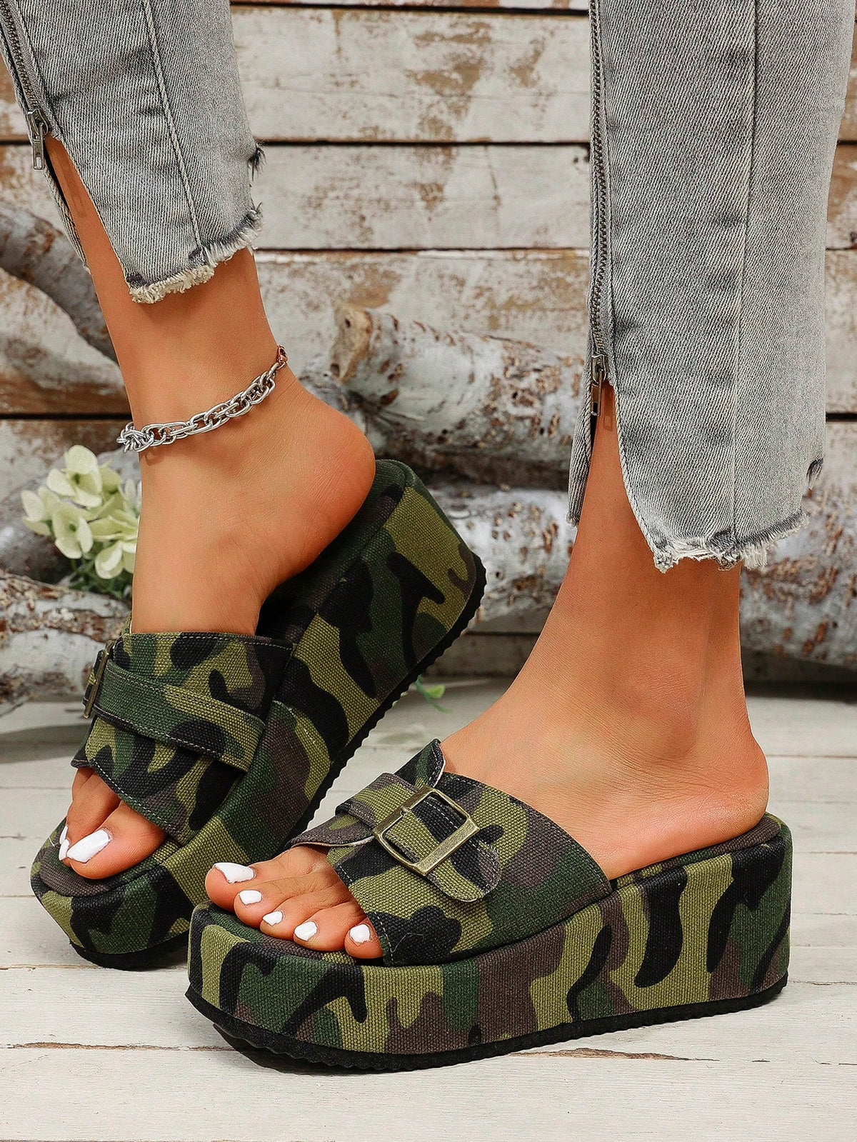 Sandália Plataforma Estilo Militar Com Estampa Camuflada