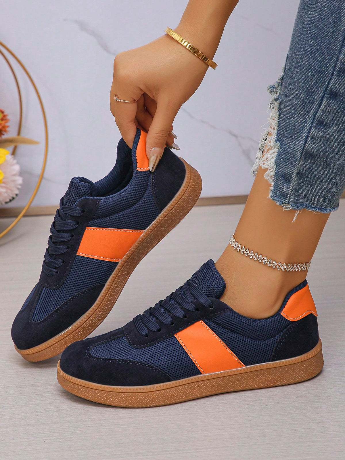 Tênis Casual Retrô Com Detalhe Contrastante