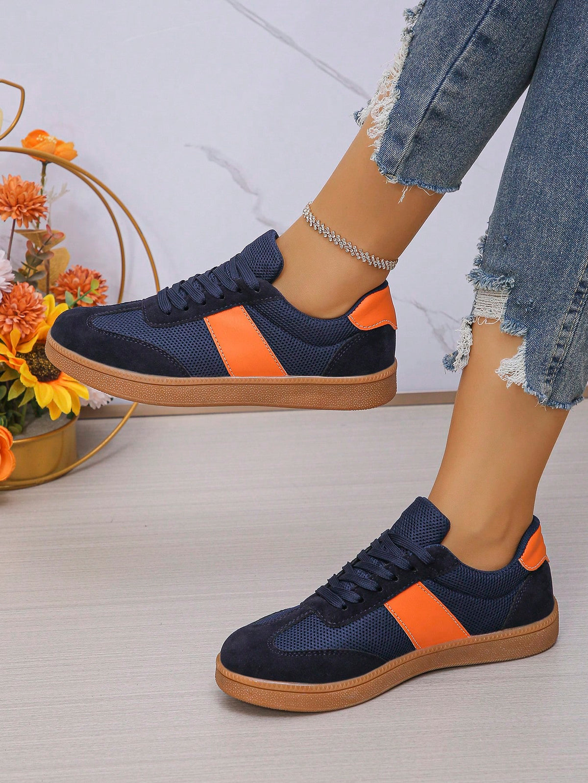 Tênis Casual Retrô Com Detalhe Contrastante