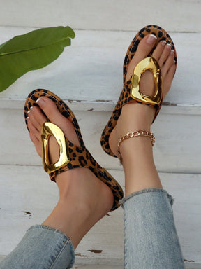 Sandália Rasteira Com Detalhe Metálico Dourado Elegante