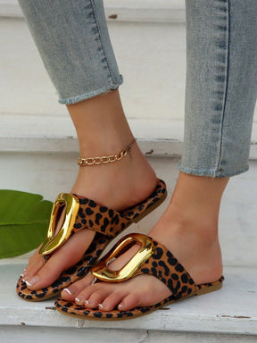 Sandália Rasteira Com Detalhe Metálico Dourado Elegante
