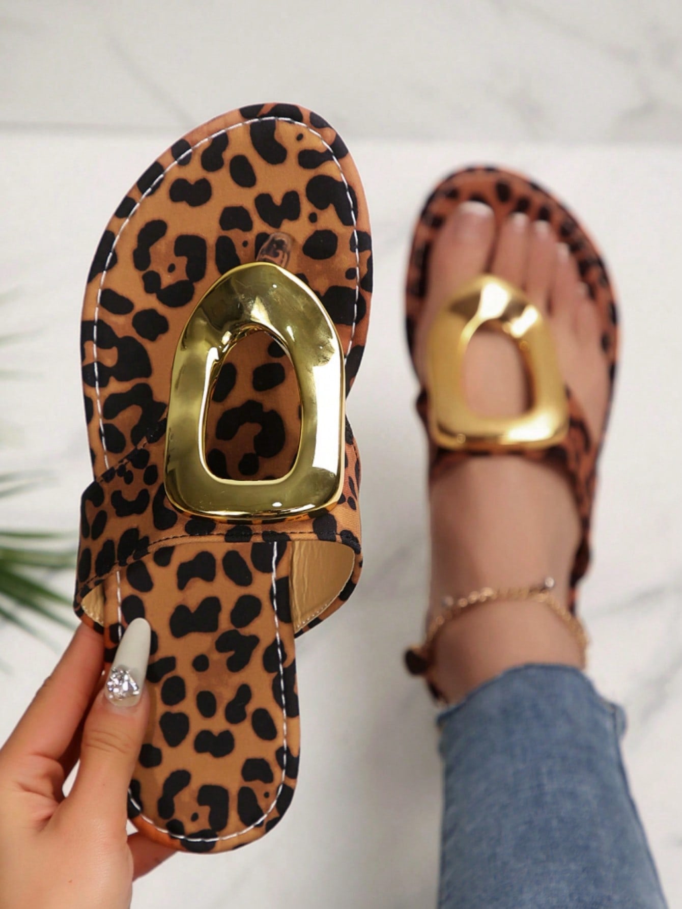 Sandália Rasteira Com Detalhe Metálico Dourado Elegante