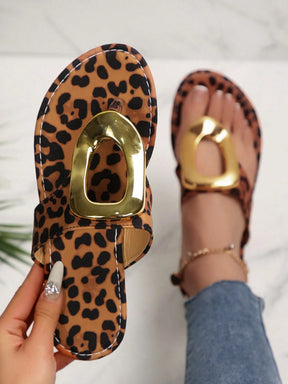 Sandália Rasteira Com Detalhe Metálico Dourado Elegante