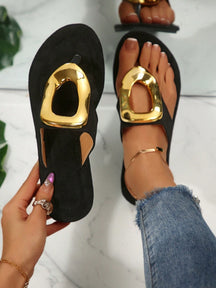Sandália Rasteira Com Detalhe Metálico Dourado Elegante