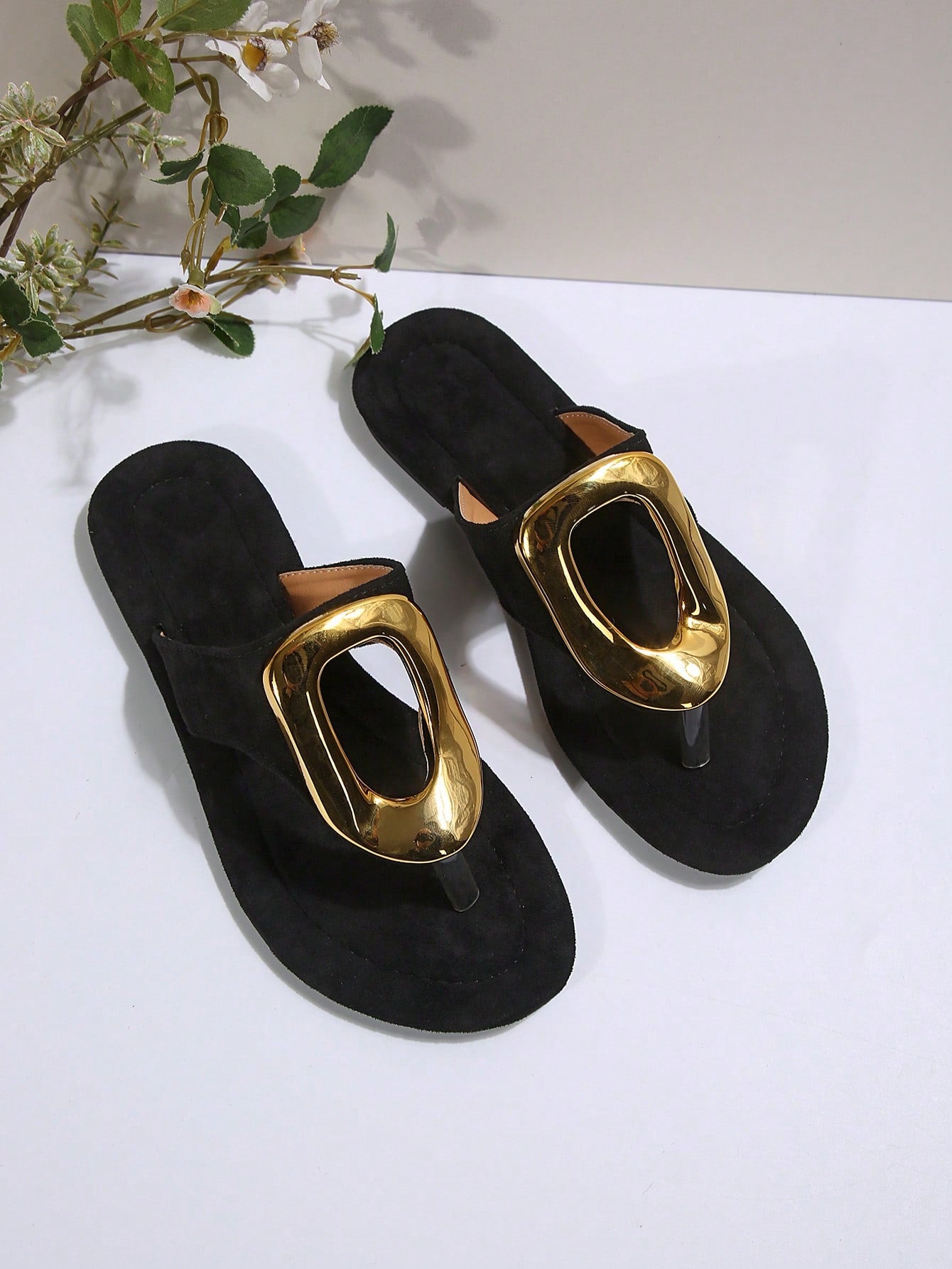 Sandália Rasteira Com Detalhe Metálico Dourado Elegante