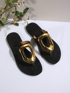 Sandália Rasteira Com Detalhe Metálico Dourado Elegante