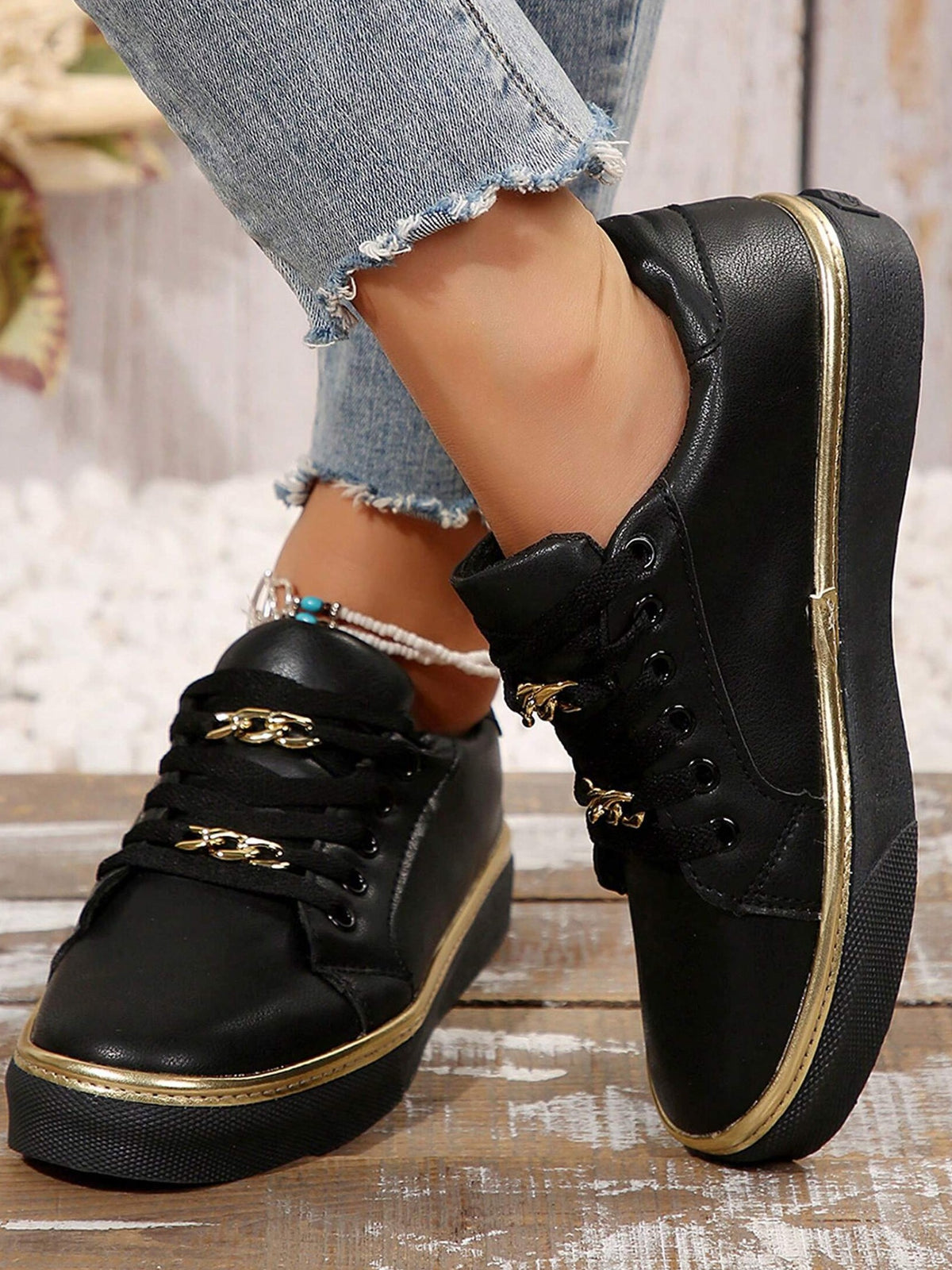 Tênis Casual Com Corrente Dourada E Sola Flatform Elegante