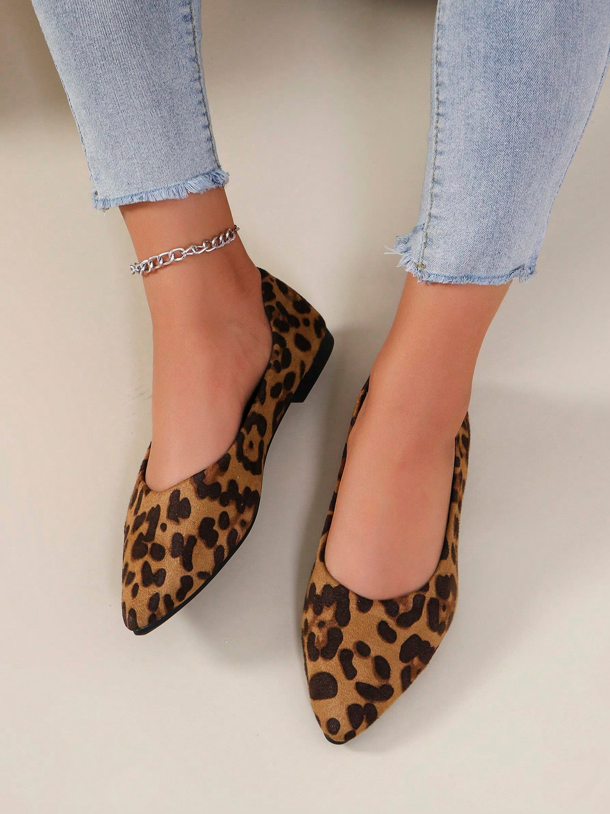 Sapatilha Bico Fino Estampa Animal Print Elegante
