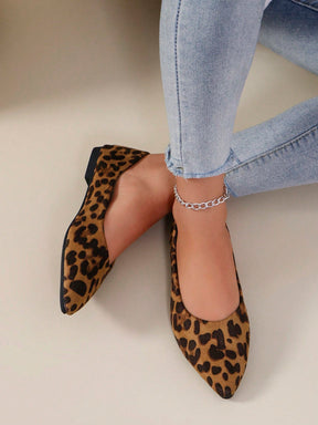 Sapatilha Bico Fino Estampa Animal Print Elegante