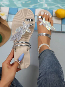 Sandália Rasteira Com Tiras Brilhantes E Aplicação De Flor Luxo